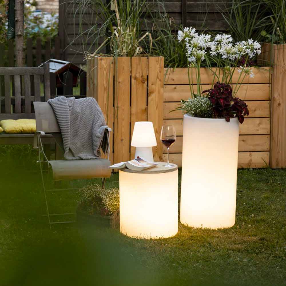 Illumina la Notte: Guida Magica all'Illuminazione di Giardini e Terrazzi